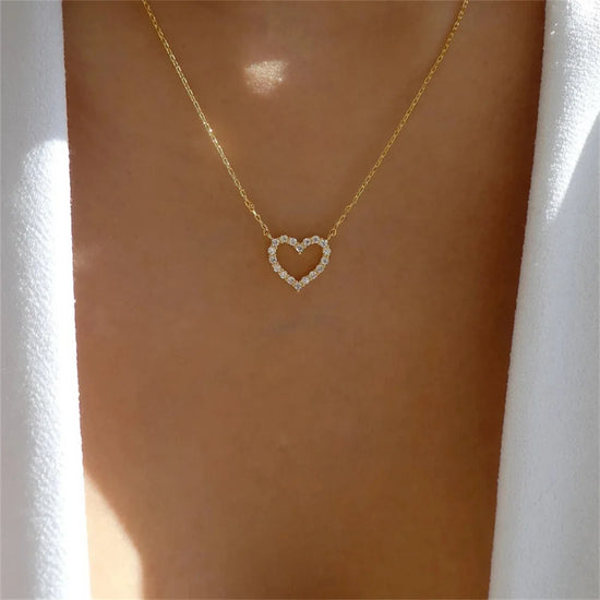 Crystal pendant necklace with romantic heart-shaped zircon design for women’s elegant and trendy fashion.